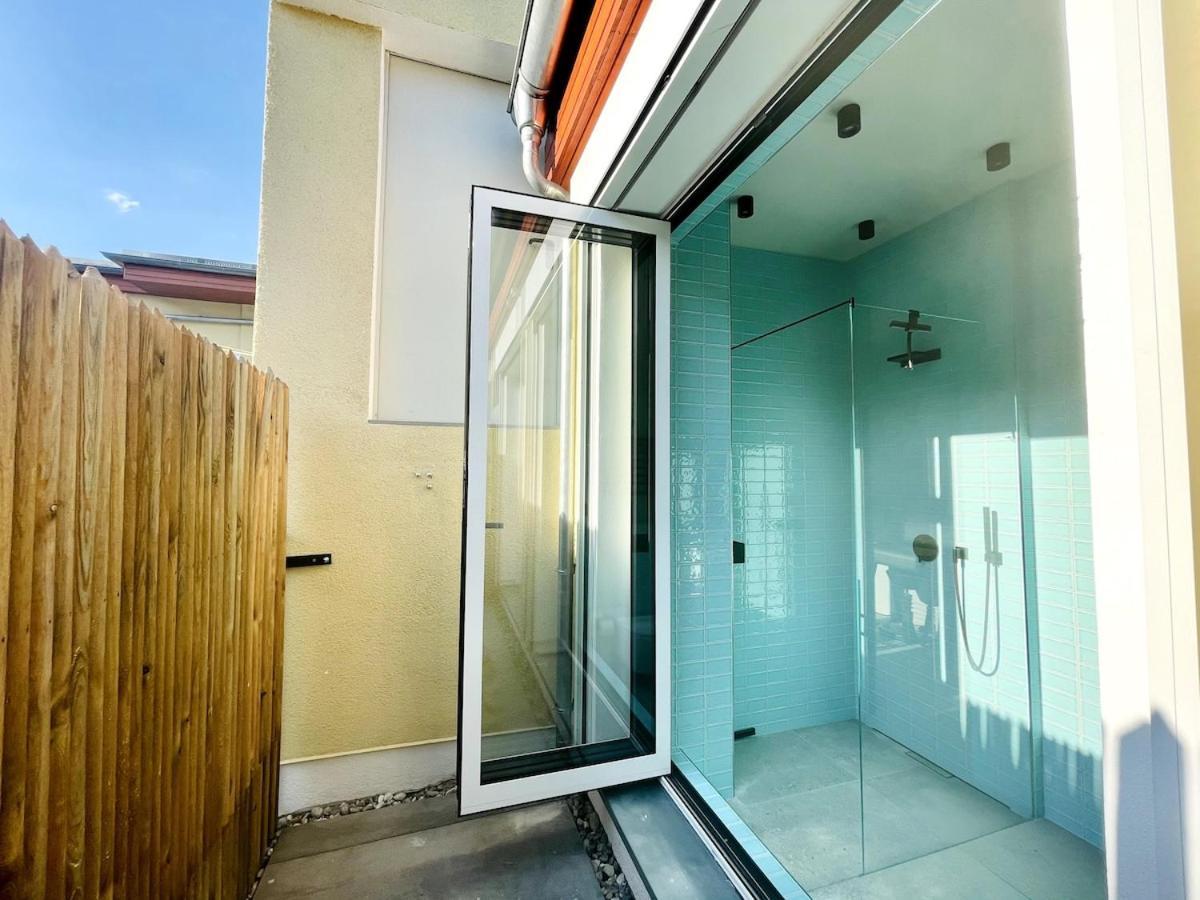 With A Bathroom And Private Entrance Door Appartement