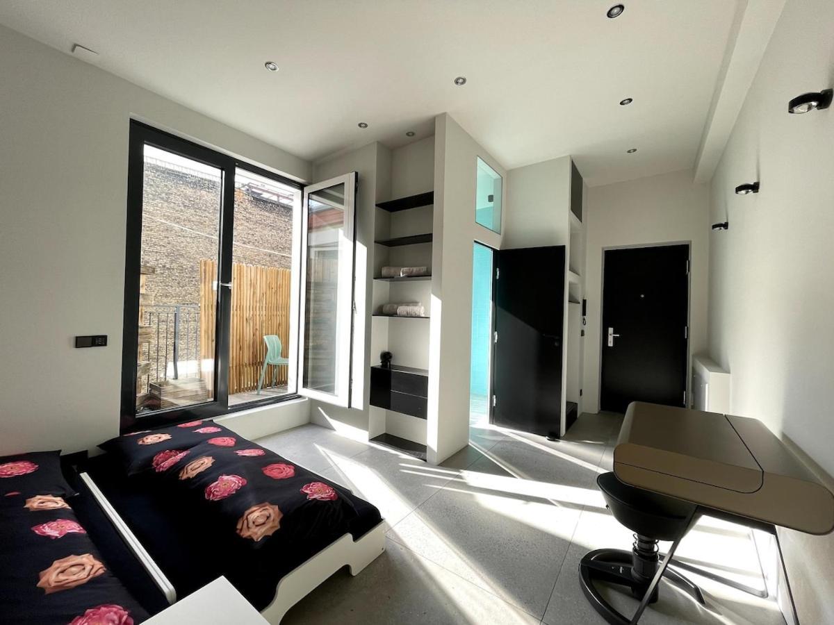 With A Bathroom And Private Entrance Door Appartement Berlijn