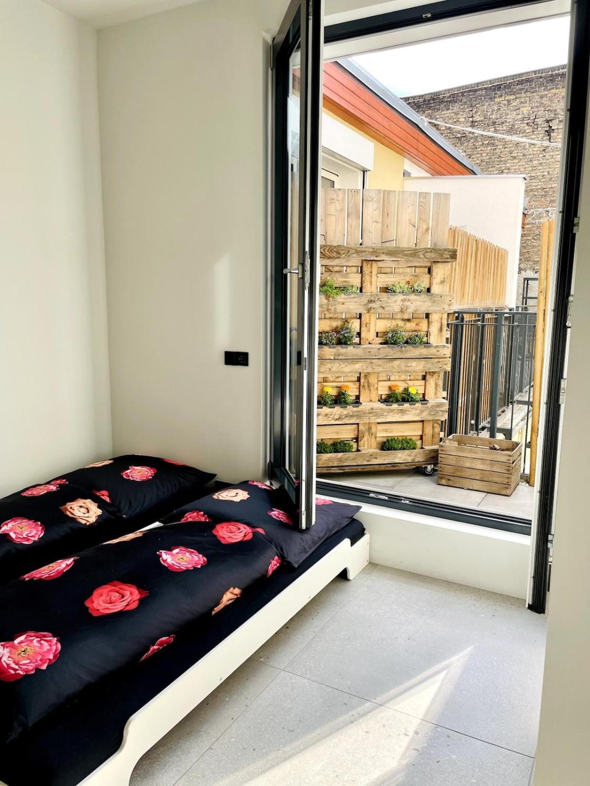 With A Bathroom And Private Entrance Door * Berlijn