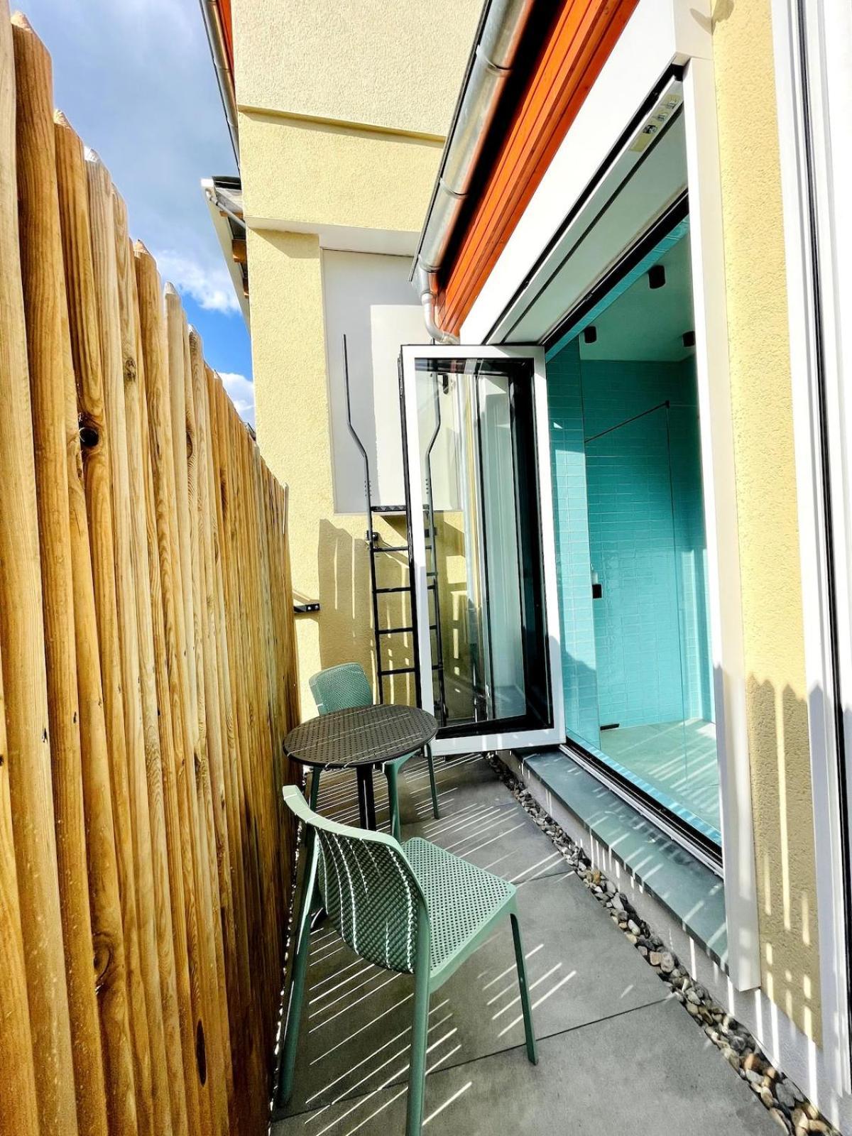 With A Bathroom And Private Entrance Door Appartement Berlijn