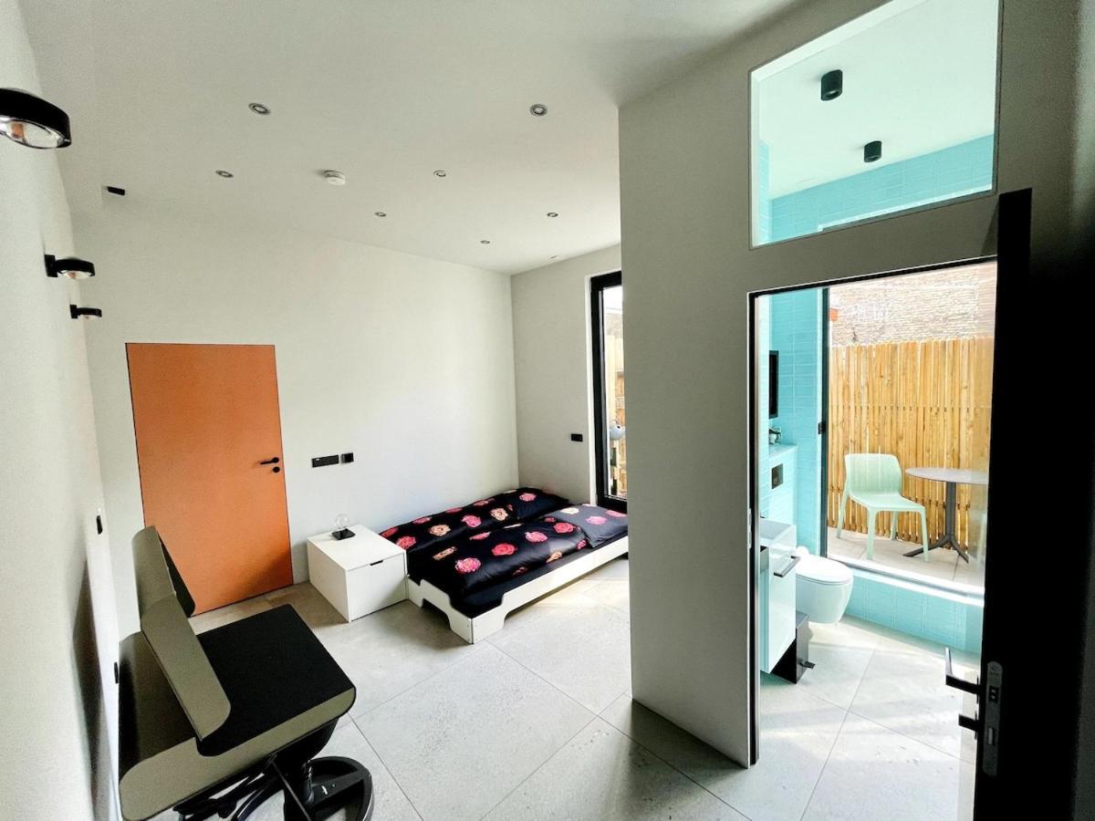 With A Bathroom And Private Entrance Door Appartement
