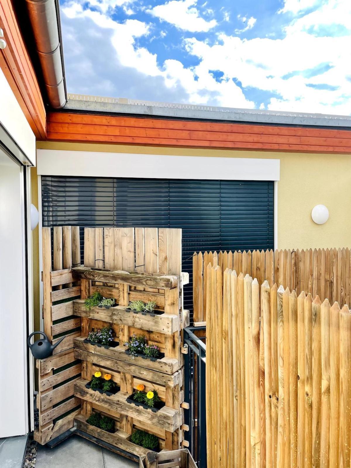 With A Bathroom And Private Entrance Door Appartement *